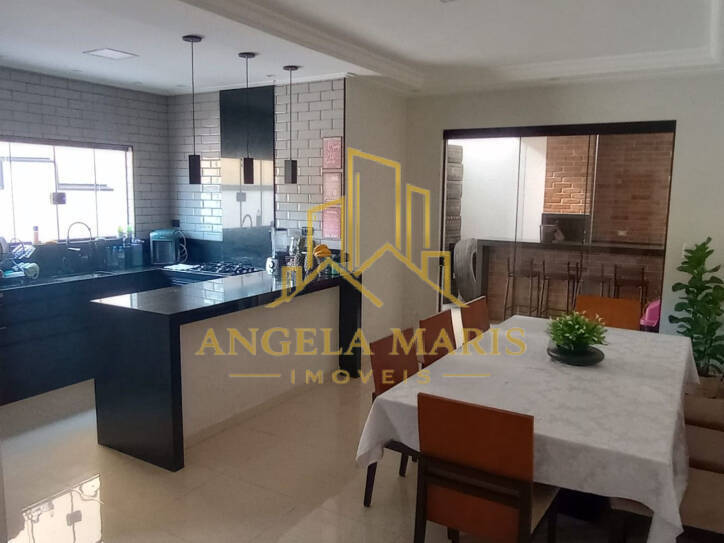 Casa, 3 quartos, 215 m² - Foto 1